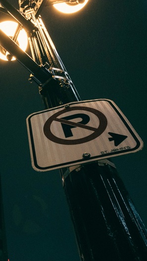 Fotografija: lažni saobraćajni znak